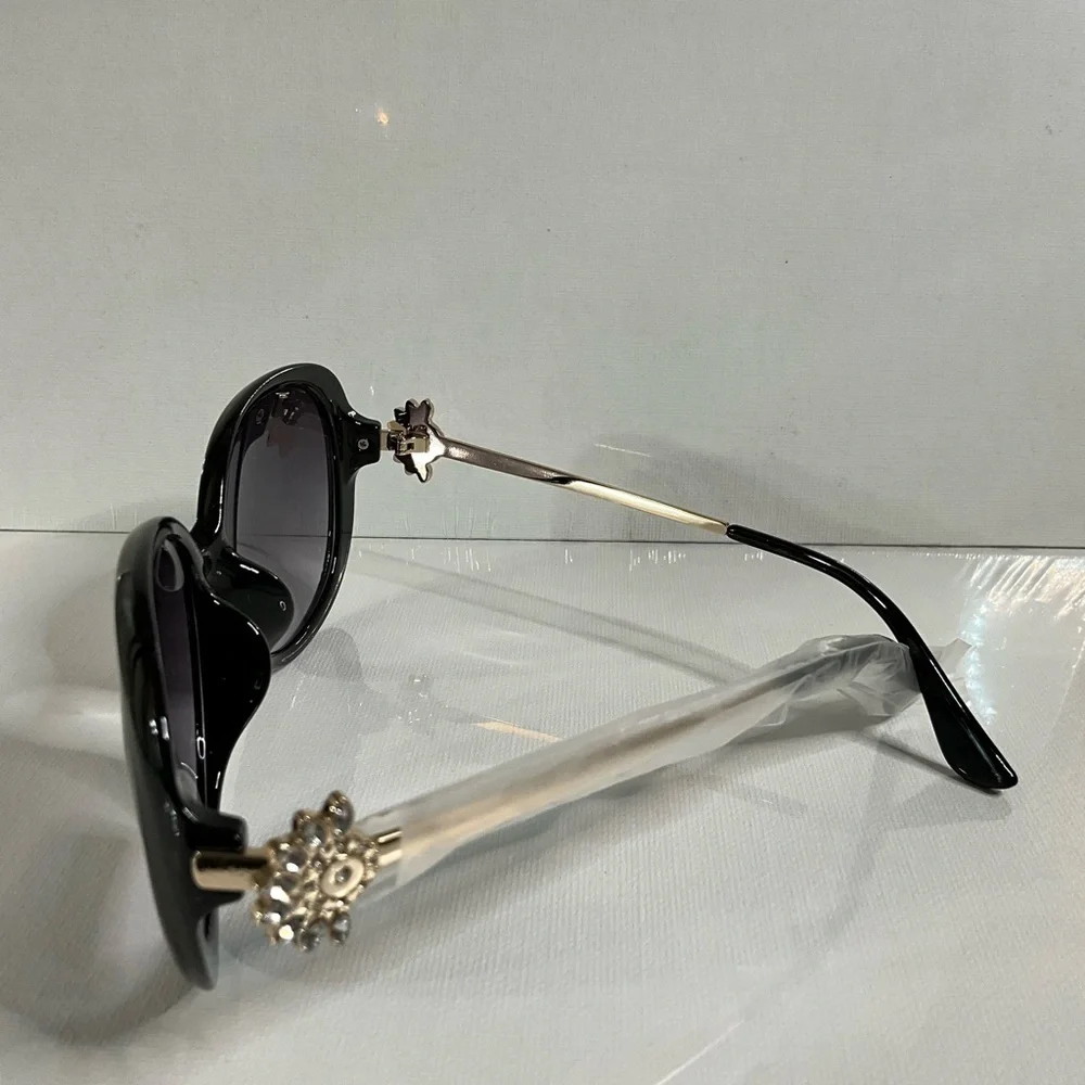 Elegant Black Oversized Sunglasses